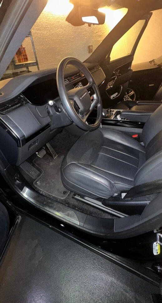 Cockpit vor und nach der BENLUX Detailreinigung – vorher