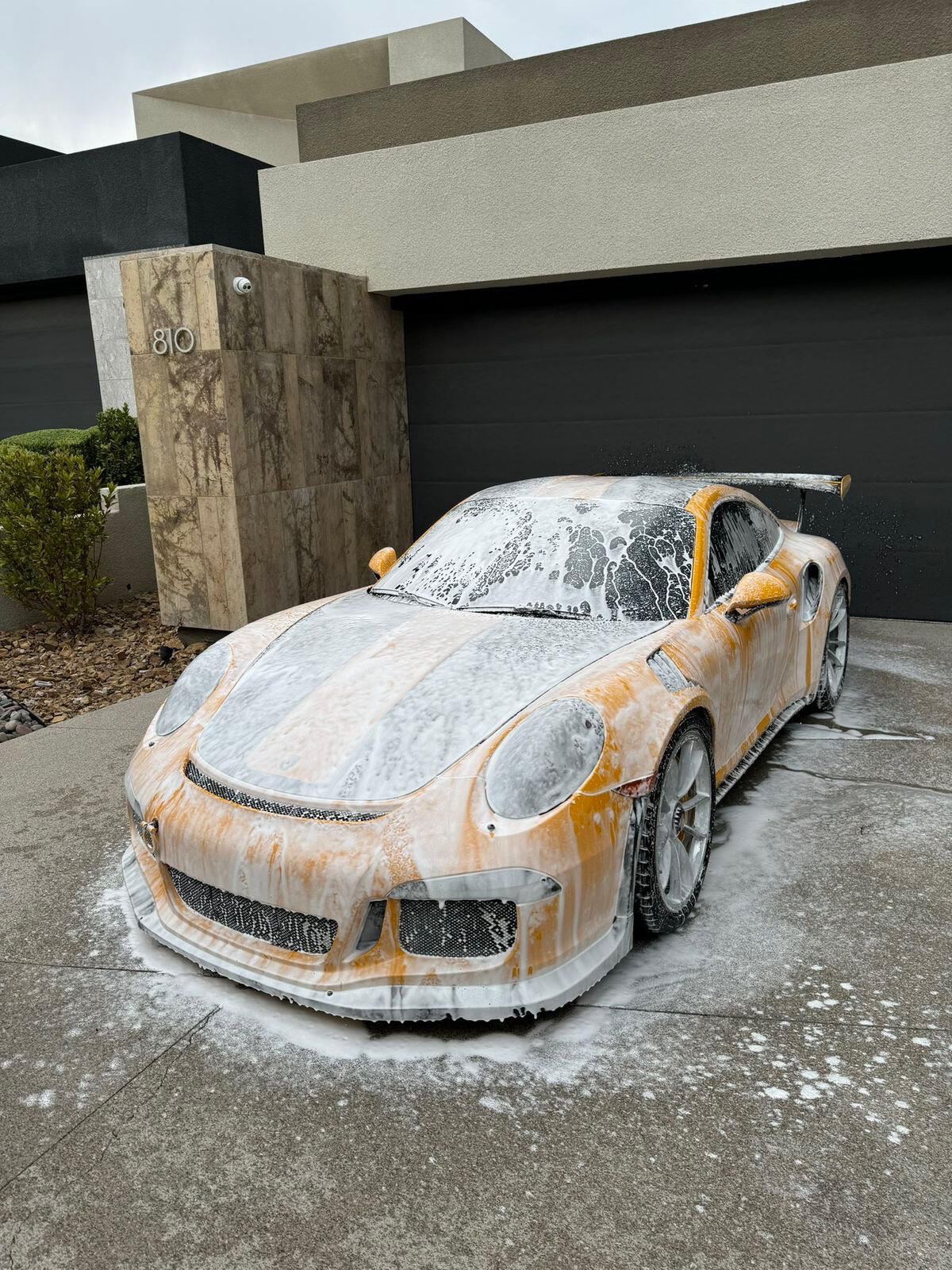 Porsche während der mobilen BENLUX Aussenreinigung